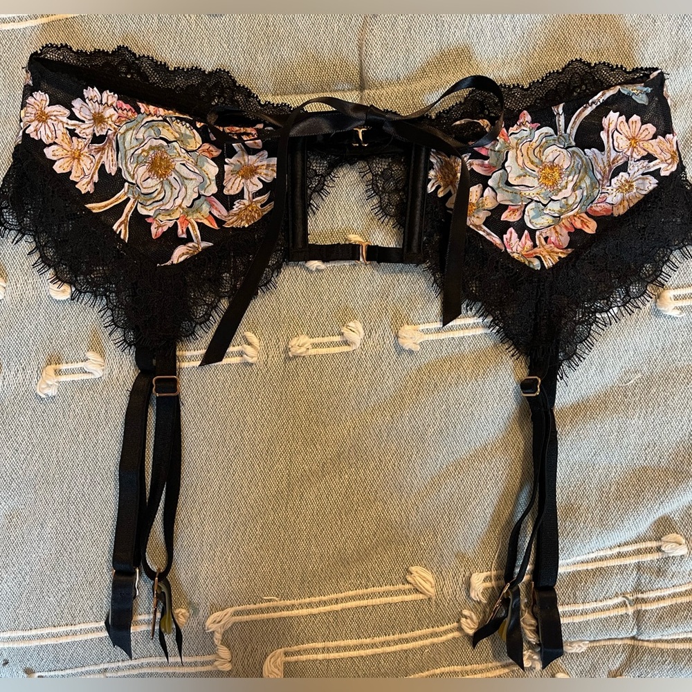 Victoria’s Secret Dream Angels Floral Embroidered Lingerie Set - Picture 10 of 12